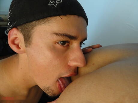 Il ragazzo robusto Thrasher e il duro Billy Cotton si scopano il culo dopo aver succhiato un cazzo