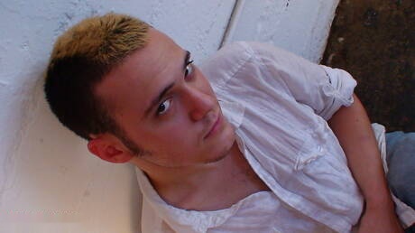 Husky-man Cj Cook masturbeert