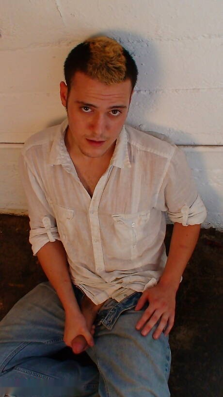 Husky-man Cj Cook masturbeert