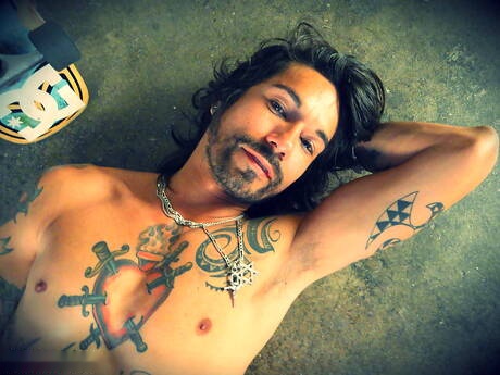 Muscoloso Thrasher posa nudo all