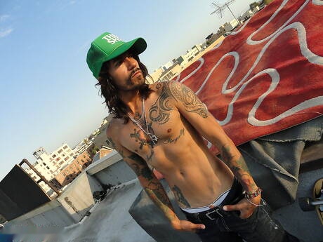 Muscoloso Thrasher posa nudo all