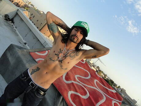 Muscoloso Thrasher posa nudo all