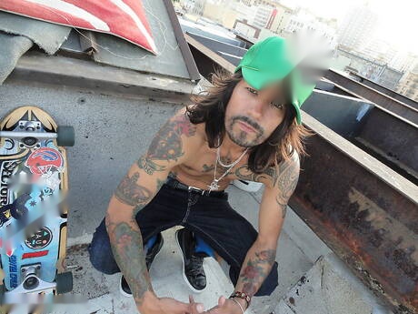 Muscoloso Thrasher posa nudo all