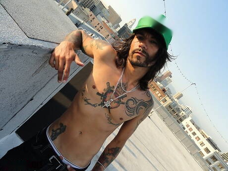 Muscular Thrasher posando nu ao ar livre