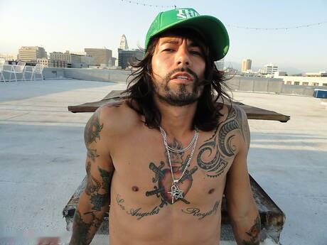 Muscoloso Thrasher posa nudo all