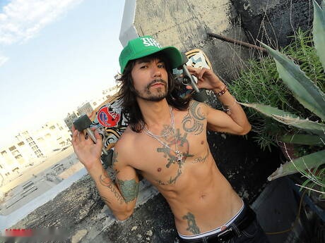 Muscoloso Thrasher posa nudo all