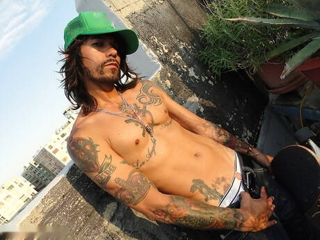 Alterna Dudes: Muscular Thrasher posing naked outside