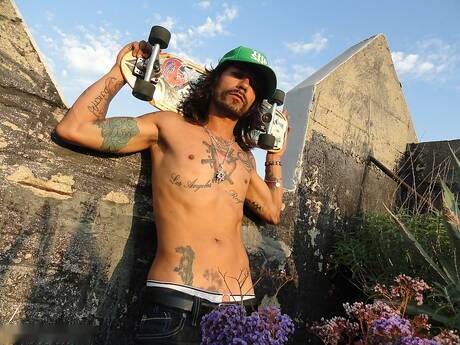 Muscoloso Thrasher posa nudo all