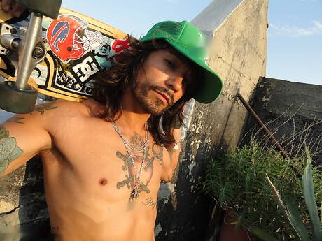 Muscoloso Thrasher posa nudo all