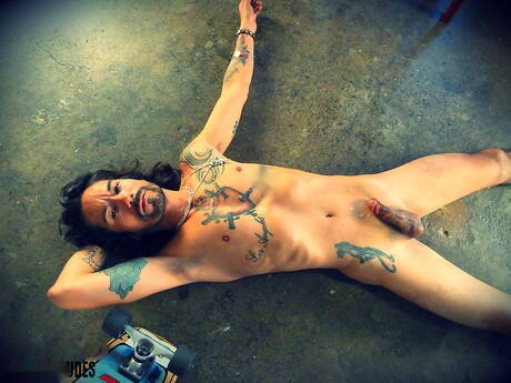 Muscoloso Thrasher posa nudo all