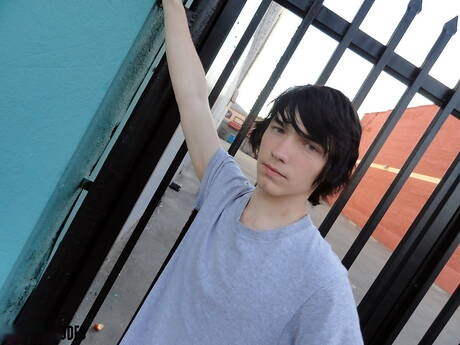 Amerikaanse twink Josh Bensan plaagt zijn pik buiten