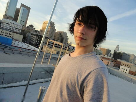 Amerikaanse twink Josh Bensan plaagt zijn pik buiten