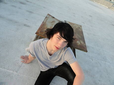 Amerikaanse twink Josh Bensan plaagt zijn pik buiten