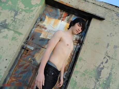 Amerikaanse twink Josh Bensan plaagt zijn pik buiten