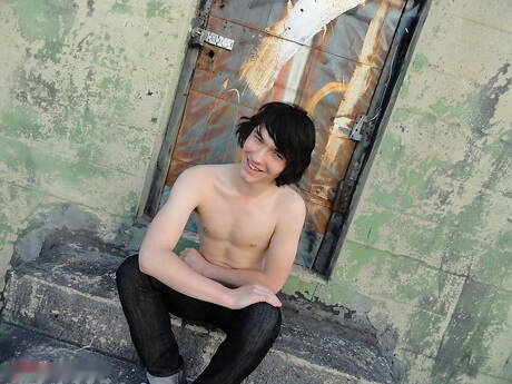 Le minet américain Josh Bensan taquine sa bite à l