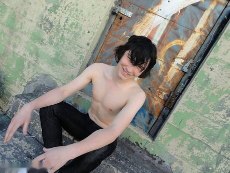 Amerikaanse twink Josh Bensan plaagt zijn pik buiten