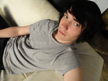 Amerikaanse twink Josh Bensan plaagt zijn pik buiten