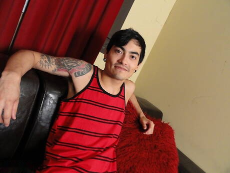 Il muscoloso latino Saint Dillon mostra un corpo meraviglioso