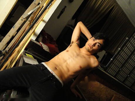 Il muscoloso latino Saint Dillon mostra un corpo meraviglioso