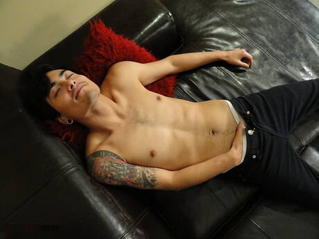 Il muscoloso latino Saint Dillon mostra un corpo meraviglioso