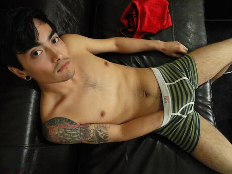 Il muscoloso latino Saint Dillon mostra un corpo meraviglioso