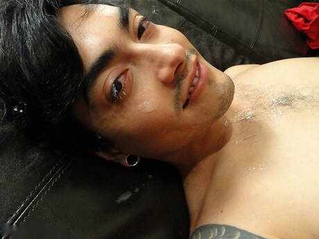 Il muscoloso latino Saint Dillon mostra un corpo meraviglioso