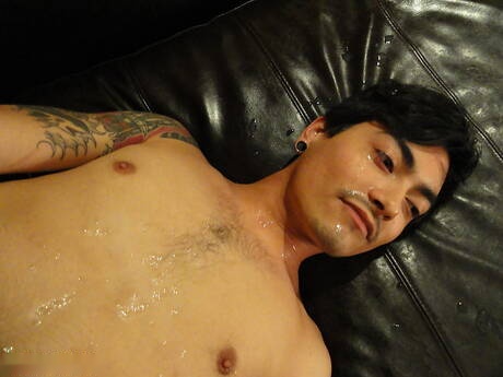 Il muscoloso latino Saint Dillon mostra un corpo meraviglioso