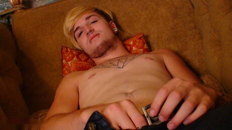 Il muscoloso Austin Mitchell si diverte all