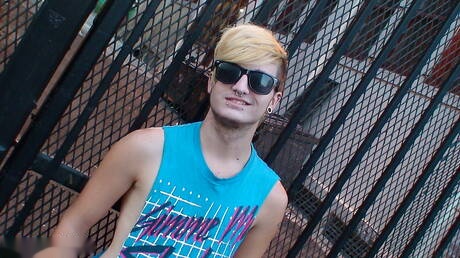 Il muscoloso Austin Mitchell si diverte all