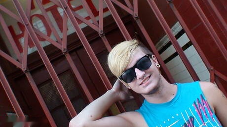 Il muscoloso Austin Mitchell si diverte all