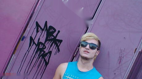 Il muscoloso Austin Mitchell si diverte all