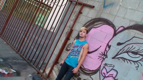 Il muscoloso Austin Mitchell si diverte all