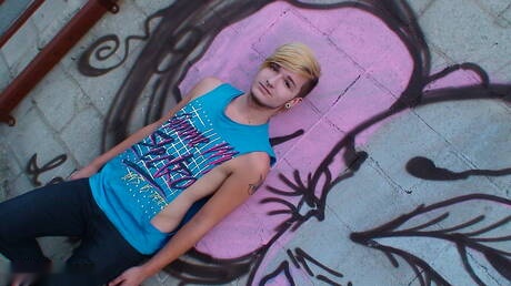 Il muscoloso Austin Mitchell si diverte all