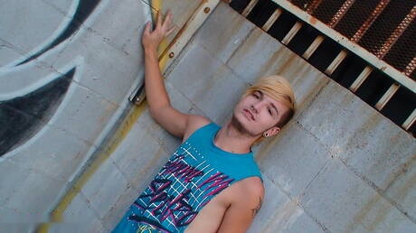 Il muscoloso Austin Mitchell si diverte all