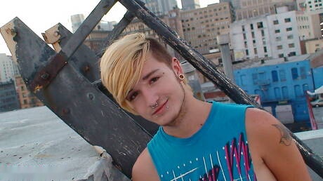 Il muscoloso Austin Mitchell si diverte all