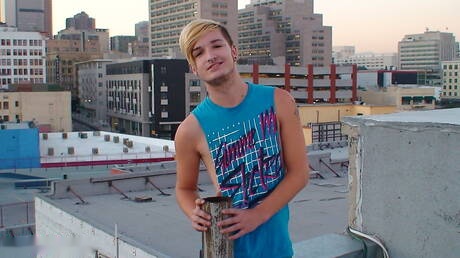 Il muscoloso Austin Mitchell si diverte all