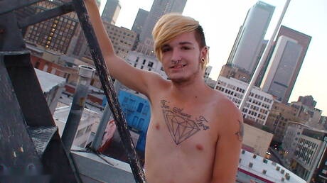 Il muscoloso Austin Mitchell si diverte all