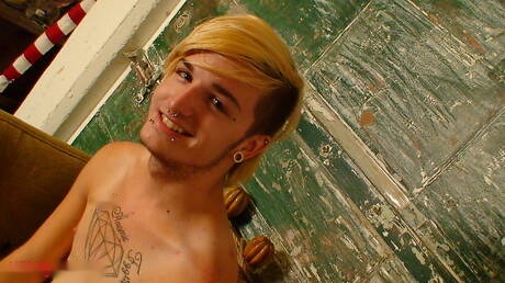 Il muscoloso Austin Mitchell si diverte all