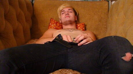 Il muscoloso Austin Mitchell si diverte all