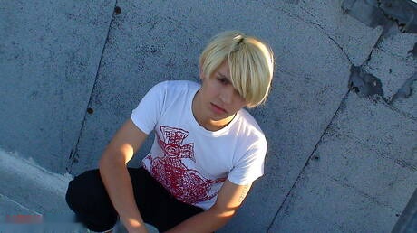 Le minet chaud Brandon se branle dans la salle de bain