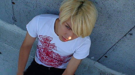 Le minet chaud Brandon se branle dans la salle de bain