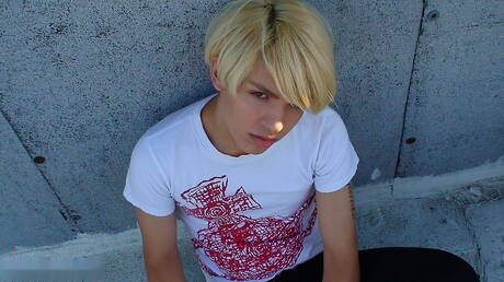 Le minet chaud Brandon se branle dans la salle de bain