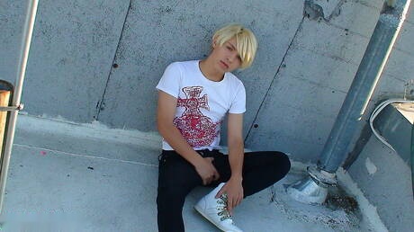 Le minet chaud Brandon se branle dans la salle de bain