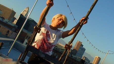 Le minet chaud Brandon se branle dans la salle de bain