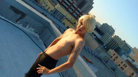 Le minet chaud Brandon se branle dans la salle de bain