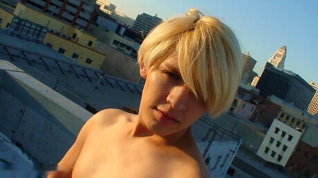 Alterna Dudes: Der heiße Twink Brandon wichst im Badezimmer