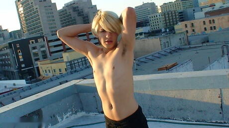 Le minet chaud Brandon se branle dans la salle de bain