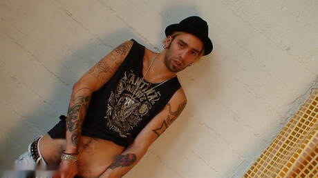 Le beau mec Spencer Kayne et le bien bâti Matteo taquinent la bite