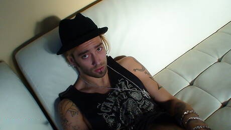 Il bel ragazzo Spencer Kayne e il robusto Matteo si prendono gioco del suo cazzo