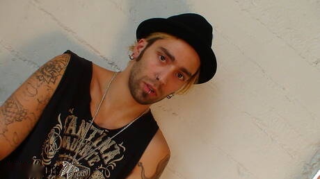 Il bel ragazzo Spencer Kayne e il robusto Matteo si prendono gioco del suo cazzo